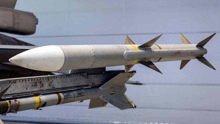 AIM-120 AMRAAM MISSILE
